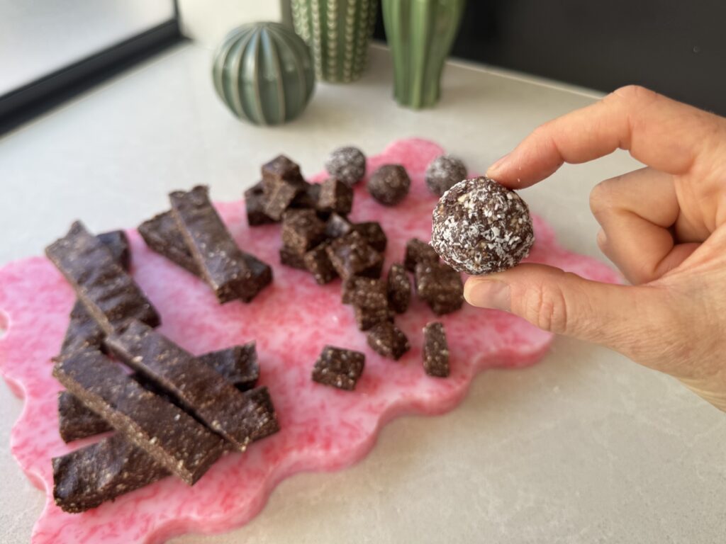 Easy & Cheap No-Bake Cashew Brownie Bites Easy & Cheap No-Bake Cashew Brownie Bites