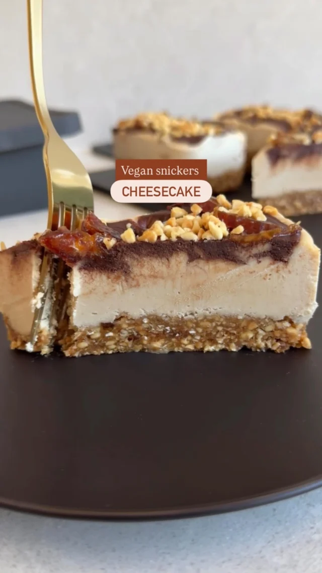 🍫 VEGAN SNICKERS CHEESECAKE 🥜

Cheesecake was my favourite pre-vegan dessert, and the best way to recreate cheesecake to be vegan friendly (in my opinion) is with cashews 👌🏼

This recipe is a winner with everyone who’s tried or made it. It’s super easy to make, and made with simple, wholefood ingredients you probably already have in your pantry.

The recipe is up on my site (link in bio) or comment “SNICKERS” and I’ll send it to you 🍫🥜
.
.
.
.
.
.
#dairyfree #veganrecipes #cheesecake #rawdessert  #healthyfood