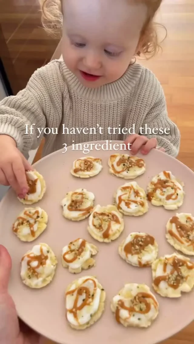 🍌FROZEN BANANA YOGURT BITES 🍌

12+ months 👶🏼 Makes 15 slices 

These have been one of our favourite snacks over the years & definitely a favourite for those who’ve made these. They’re so simple to make, taste great, and great for teething!

INGREDIENTS: 
1 large banana
3 Tbsp of coconut yogurt (plain or vanilla)
1 Tbsp of peanut butter or other seed butter (we use a 100% natural nut butter)
1 Tbsp of hemp or sesame seeds (optional)

How to:
1. Slice a banana into .75-1cm slices (the thicker they are the bigger they will flatten down to).
2. Place the banana slices on a baking tray and then use the bottom of a glass to squash the slices to a few mm thin. If your banana sticks you can place a piece of baking paper between the banana and glass. 
3. Spread a little coconut yogurt on each slice 
4. Drizzle a little peanut butter over each slice (water down if necessary).
5. Optional: sprinkle some seeds on top
6. Freeze for 1 hour before serving (allow to thaw for a couple minutes before giving to little hands - these soften quickly so keep frozen when not being eaten). 

Store in an airtight container in the freezer once fully frozen (so they don’t stick together) for up to 2 months. 
.
.
.
. 
#babysnack #toddlersnacks #weaning #weaningideas #teethingbaby
