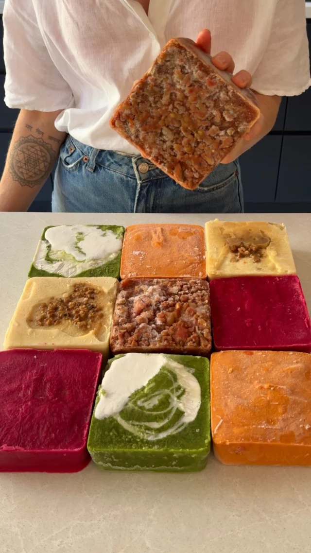 🍝 Need a nourishing dinner done in 10 minutes? This is for you 🌱

This is PASTA POP: a way to makes weeknight meals possible in 10 minutes. You simply pop out a pasta sauce from the freezer, and warm it up while you boil some pasta. 

You don’t need to cook loads of different meals at once either - when you make a meal/sauce, make enough for another meal or 2 and freeze the leftovers. We use the @seedandsproutco freezer moulds in the 500ml size and find one block is enough sauce for 2 adults and 1 child when paired with 250g of your pasta of choice. 

In this freezer prep there’s: 
🍝 Classic Vegan Bolognese
🤍 Creamy Vegan Cauliflower Alfredo
✨ High protein romesco sauce 
🫜 Iron rich beetroot & cashew pasta
🌱4 bean super greens

If you want the details of these recipes pop “RECIPES PLEASE” below and I’ll message you ☺️
.
.
.
#mealprepping #mealprep #freezerfriendly  #veganfamily #pasta