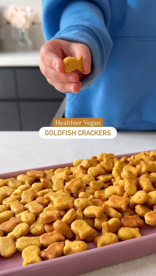 🧀 BUDGET BITES EPISODE 6: HEALTHIER VEGAN GOLDFISH CRACKERS ✨ 

Welcome back to Budget Bites: an 8 part series where each week I’m sharing a new recipe recreating kids snacks using healthier and cheaper ingredients than their store bought alternatives. 

This week we are recreating a US classic: Goldfish Crackers. The store-bought ones are twice the price, have excess packaging, seed oils, added sugars and salts, and aren’t vegan. So we found a way to make them a bit healthier with oats, wholewheat flour and olive oil. 

They’re fun to make with your kids, you can mix and match the shapes, and they are so simple and quick to whip up.

This is one of our exclusive recipes for our app community, if you’d like the details of it and where you can get not only this recipe, but access to our whole library of 300+ vegan family friendly recipes (with 150+ app exclusives) and more, pop “GOLDFISH” below and I’ll DM you the link where you can try it FREE for 7 days 🤍
.
.
.
.
#kidssnacks #budgetfriendly #weaning #biscuits #healthyrecipes