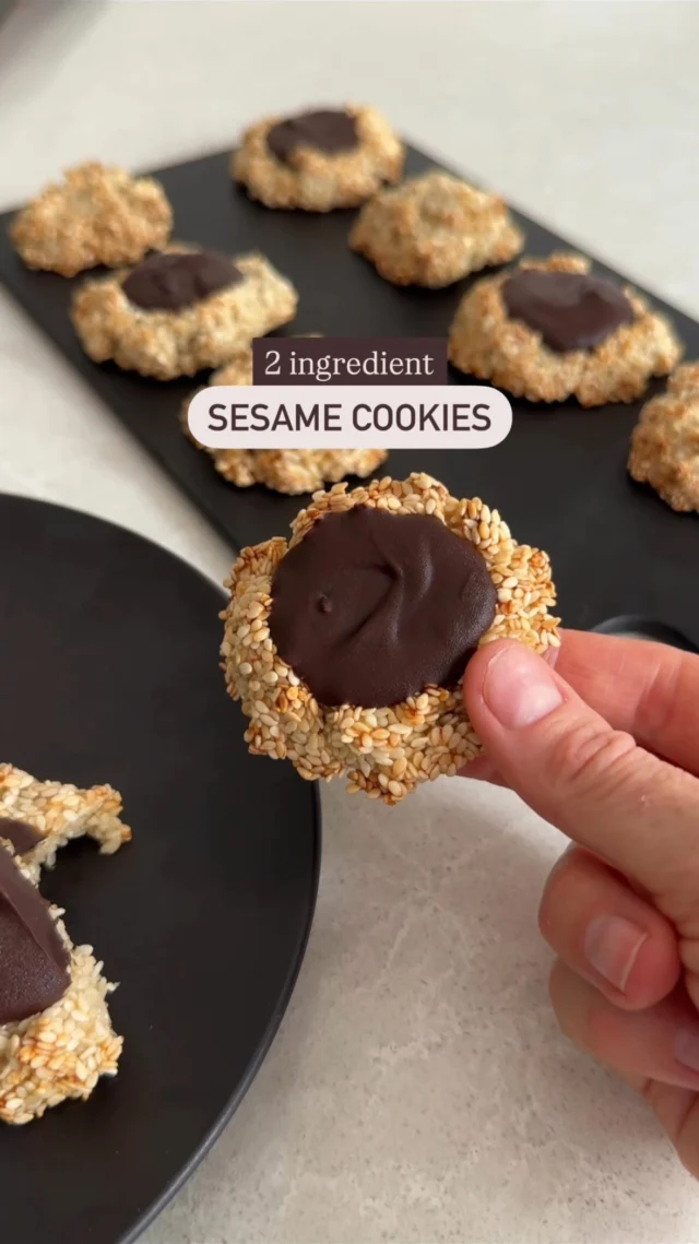 🍪 2 INGREDIENT SESAME COOKIES 🍪 

Vegan 🌱 12+ months 👶🏼 makes 10 🍪

INGREDIENTS:
1 medium very ripe banana (100g peeled), mashed
1 cup/150g of sesame seeds

Optional: 80g of vegan chocolate (for half the cookies), melted 

HOW TO:
1. Preheat the oven to 180c/350f.
2. Stir together the banana and sesame seeds, then spoon approximately 1 Tablespoon of the mix into cookie shapes on a lined baking sheet, making around 10 cookies. If you’re adding chocolate later then use the back of a Tablespoon to gently press down to create a little dent on however many you like (we did half with and half without).
3. Bake in the oven for 18-20 minutes until lightly golden. 
4. Remove from the oven and leave to cool fully on the tray. 
5. Spoon the melted chocolate in to the dent (if using) and leave to set at room temperature. 
6. Enjoy!

Store in an airtight container at room temperature for two days or in the fridge for up to 5 days. 
.
.
.
.
.
.
#healthyrecipes #sesameseeds #simplerecipes #veganblw #vegantoddler