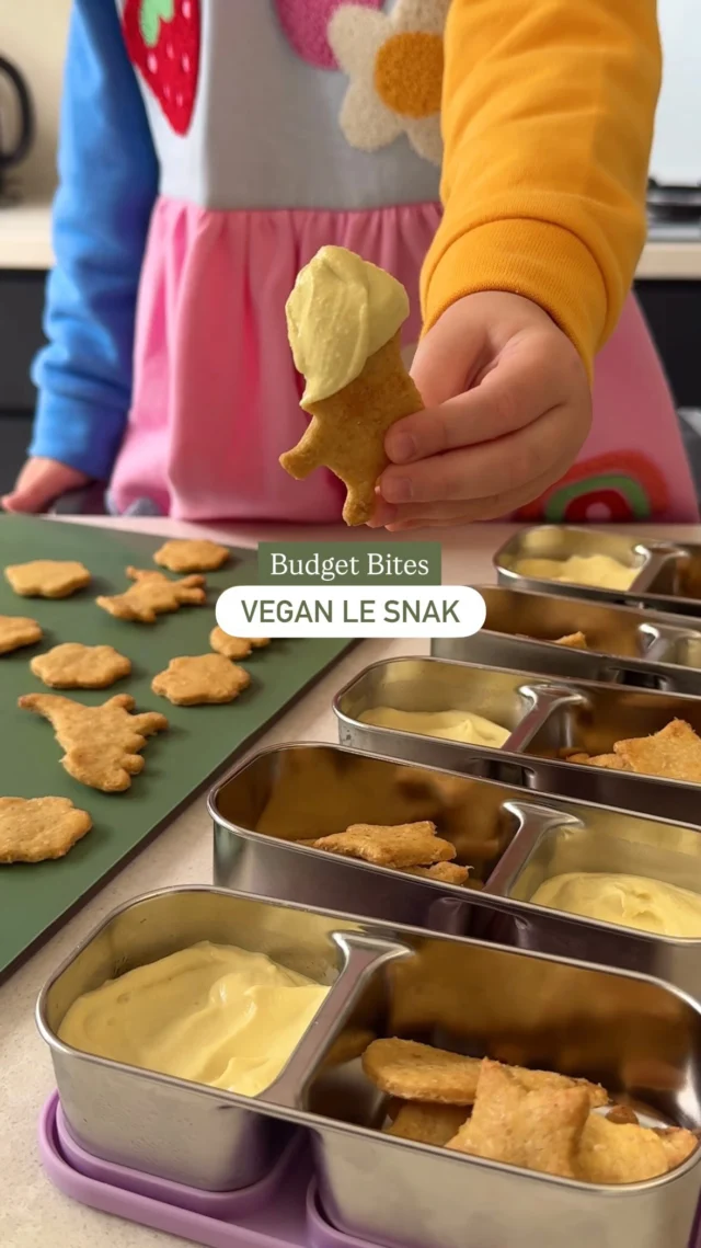 🧀 BUDGET BITES EPISODE 8: HOMEMADE VEGAN LE SNAK ✨

Welcome back to Budget Bites: a series where I recreate kids snacks to be healthier and cheaper than their store bought alternatives 🌱

This week we are recreating the classic crackers and cheese dip known as Le Snak for the Aussies, Dairylea Dunkers (you can roll them like breadsticks) for you guys in the UK, or Handi Snacks for my US friends 🙌🏼

I’ve created these in the new Split Snackpot from my favourite eco brand @seedandsproutco as it’s the PERFECT size and shape for these little snack packs - plus these containers are so easy for little hands to open 🙌🏼 I’ve also got you guys 10% off Seed & Sprout goods using CAT10 🥳

This recipe comes in 4x cheaper than buying them at $0.75 per 100g, compared to $3.33 per 100g for the store bought. Plus these are made without excess packaging, seed oils, preservatives or added sugar… AND have a more wholesome ingredients list. The crispy savoury crackers are made with wholemeal and chickpea flour plus olive oil, and are paired with a thick and creamy cheesy dip made from cashews, tofu, nooch and miso for that nostalgic cheddar-style flavour.

If you want the recipe pop “SNACK” below and I’ll send it over 🤍
.
.
.
.
#kidssnacks #budgetfriendly #healthysnacks #easyrecipes #veganrecipes
