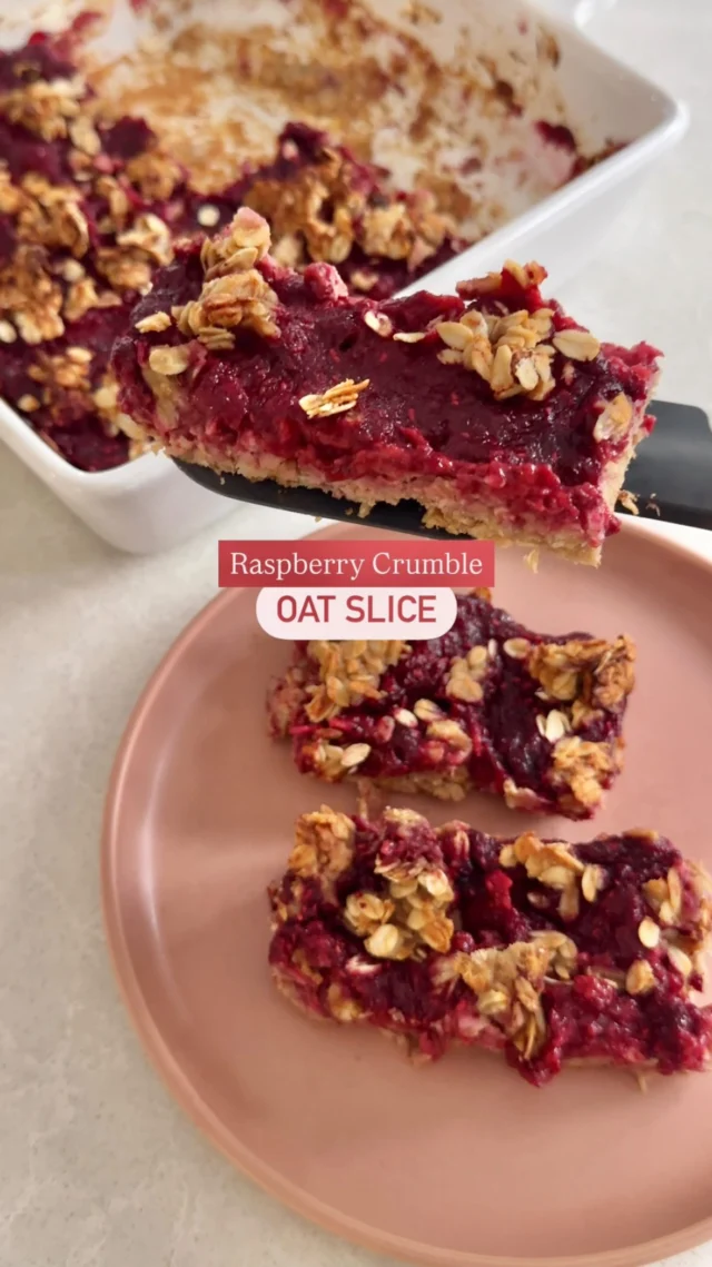✨ RASPBERRY CRUMBLE OAT SLICE ✨ 

It’s a bit of a dessert-for-breakfast type of meal 🙌🏼

This baked oat dish has only 4 ingredients, and it’s one of our easy go-to breakfasts or snacks that’s packet with fibre, healthy fats, & plant protein 🌱

The recipe is up on my site (link in bio), or comment “CRUMBLE” and I’ll send it to you 🍪
.
.
.
.
.
#blw #vegankids #veganblw #bakedoats #easyrecipes