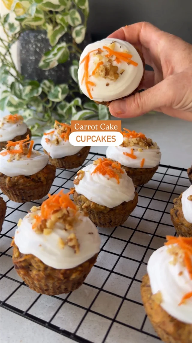 🥕 CARROT CAKE CUPCAKES 🧁 

What’s better than cupcakes? Cupcakes the whole family can have with added veggies 🙌🏼 these are so soft, moist, sweet, and best of all, ridiculously easy to make 🧡

If you want the recipe for these comment “CUPCAKES” below and I’ll send it to you, or head straight to my website (linked in bio) x
.
.
.
.
.
#blw #healthyrecipe #veganrecipes  #toddlersnacks #weaning