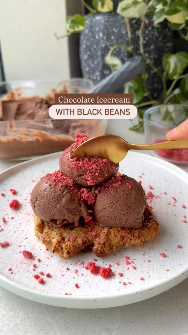 🍦 NO-CHURN CHOCOLATE ICE CREAM WITH BLACK BEANS 🍫 

I know, ice cream with black beans sounds odd and I’d be sceptical too… but trust me on this one! It adds a thickness that will shock you, and there is no bean flavour as the cacao covers it! Plus it packs in plant protein, fibre and iron, so is one of those ice creams you can feel really good about serving your kids 👌🏼

The recipe for this one is up on my website now (linked in bio) or comment “BLACK BEANS” and I’ll DM you the link x
.
.
.
.
.
#veganrecipes #blackbeans #blw #healthyrecipes #icecream