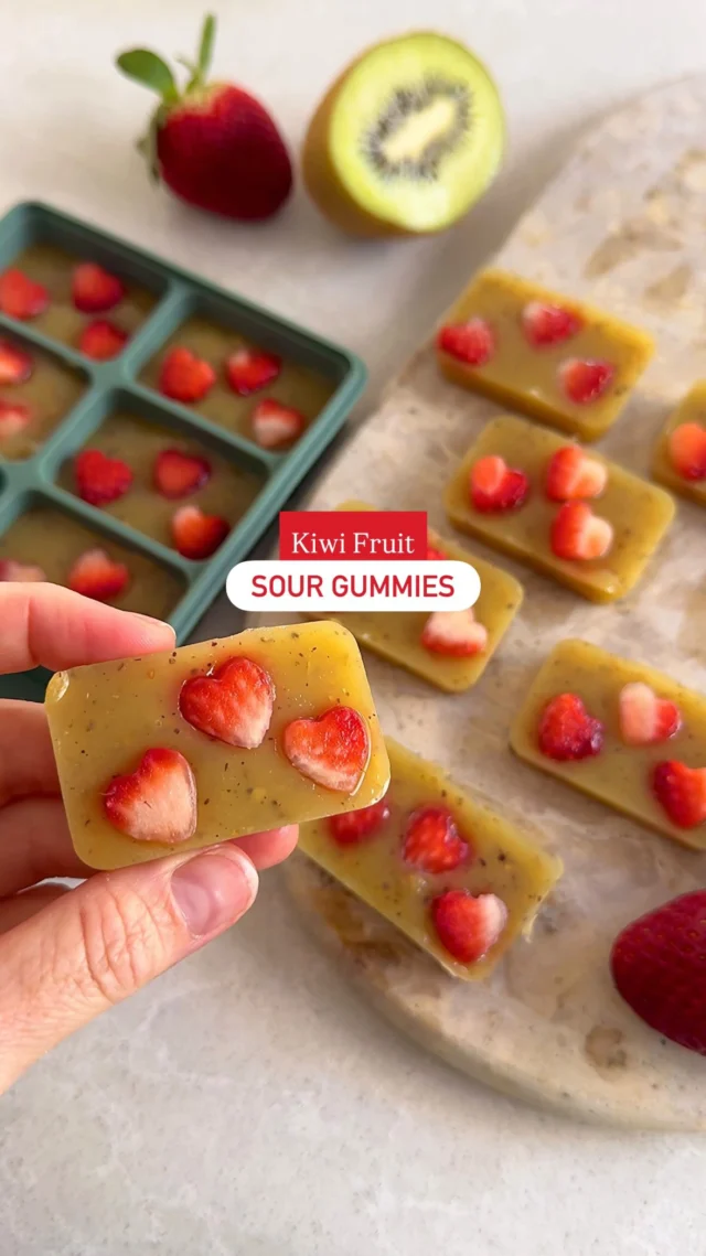 🥝 KIWI FRUIT SOUR GUMMIES 🍭

These Kiwi Fruit Sour Gummies have all the tangy flavour of a sour lolly, but they’re made from real fruit. We even used the whole kiwi, skin and all, for extra fibre (you won’t notice it once it’s blended!).

I made these in the 12x 25ml @seedandsproutco silicone moulds which make for the perfect jelly size bites (you can use our code LVE10 for 10% off at @seedandsproutco 🥳)

The full recipe is up on my website now (linked in bio), or comment “KIWI” and I’ll send it to you 🥝🫶🏻
.
.
.
.
.
#blwideas #healthysnacks #kiwi #vegankids #veganrecipes