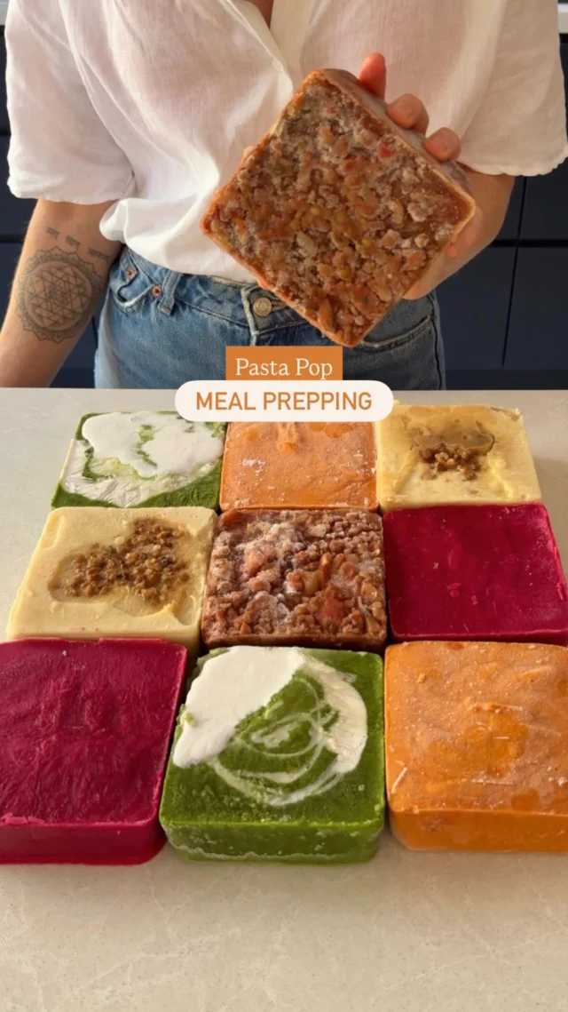 🍝 If you need a nourishing dinner done in 10 minutes, this is for you 🌱

This is PASTA POP: a system that makes weeknight meals possible in 10 minutes. You simply pop out a pasta sauce from the freezer and warm it up while you boil some pasta. 

And this meal prep technique doesn’t mean cooking loads of different meals at once - instead when you make a meal/sauce, make enough for another meal (or another 2-3 meals) and freeze the leftovers.

In this freezer stash there’s: 
🍝 Classic Vegan Bolognese
🤍 Creamy Vegan Cauliflower Alfredo
✨ High protein romesco sauce 
🫜 Iron rich beetroot & cashew pasta
🌱4 bean super greens

Let’s get the freezers stocked. If you’ve got any favourite sauces I’d love to hear them ⬇️ and if you want the details of these recipes pop “PASTA POP” below and I’ll message you ☺️
.
.
.
#mealprepping #mealprep #blw #veganblw #weaning