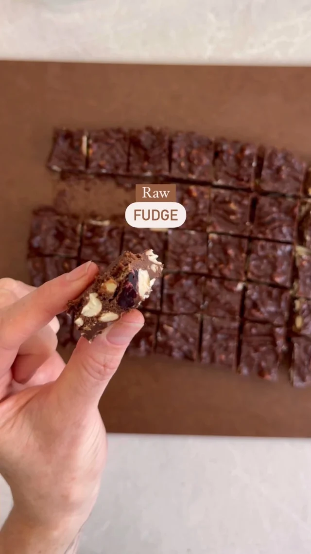 ✨ RAW CHOCOLATE FUDGE ✨

This is fridge cake x raw fudge and it is so simple and easy to make (one dish and baking sheet - could not get easier!), and so tasty. Plus you can mix and match whatever nuts/seeds and fruit that you like.

The recipe for this is up on my website now, or if you’d like me to send it to you, pop “FUDGE ” below 🍫
.
.
.
.
.
#veganchocolate #fudge #vegantoddler #easyrecipes  #healthyrecipes
