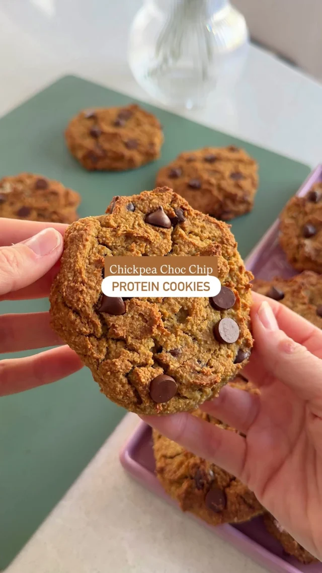 These are the cookies you’ll want to make for your kids! Just one has 7g of protein, 4g of fibre and 2mg of iron, and they’re made with simple pantry basics (& nope, you can’t taste the chickpeas 🙌🏼).

These are our 🍪 CHICKPEA CHOC CHIP PROTEIN COOKIES 🍪. They’re a remake of our old breakfast cookies that I’ve been tinkering with for 4 years now, and they are beyond perfect. They’re like a mix of cookies meets banana bread x muffin tops 🤤 (& you can sub the chocolate chips for raisins or blueberries for babies under 12 months).

This is one of our exclusive recipes on the Little Vegan Eats app 🌱🤍. If you’d like the details, you can get not only this recipe but access to our whole library of 325+ vegan family-friendly recipes (with 150+ app exclusives), meal plans, shopping lists, first foods tracker and more. Pop “COOKIE” below and I’ll DM you the link to learn more, plus where you can try it FREE for 7 days ☺️
.
.
.
.
.
#veganblw #allergyfriendly #cookies #easyrecipes #veganrecipe