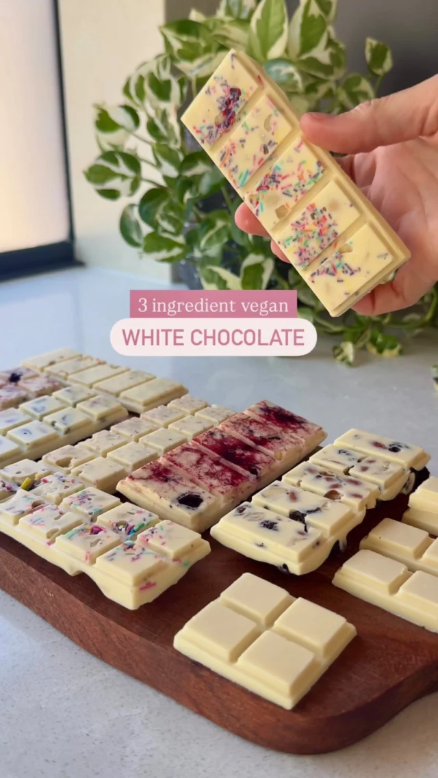 🤍 3 INGREDIENT VEGAN WHITE CHOCOLATE 🍫

This is the easiest 3 ingredient white chocolate recipe, that is creamy, smooth and has that loud snap… plus it can be stored at room temp! You can use this one to make your own bars, coating treats, or adding to toddler friendly snacks when you want something a little special. 

All the details and step by step is up on my website now (linked in bio) or comment “YUM” and I’ll send it straight over 🤍🍫
.
.
.
.
.
.
#veganrecipes #whitechocolate #dairyfree #toddlersnacks #healthyrecipes