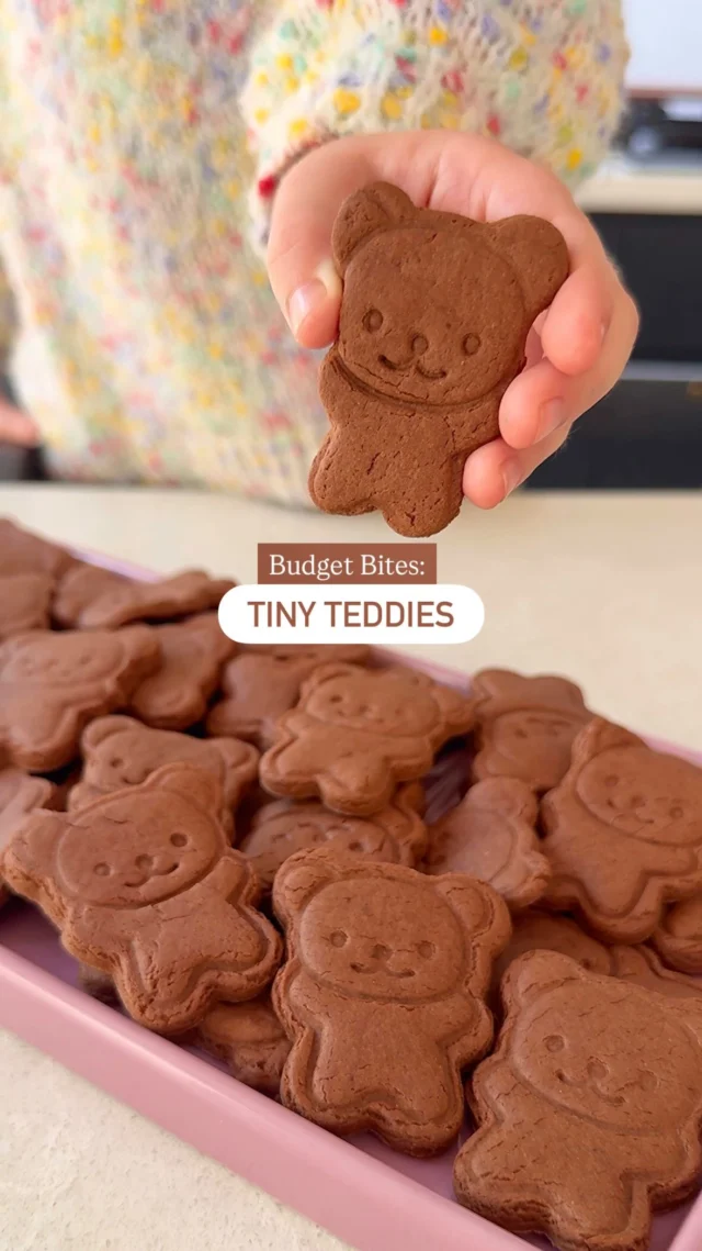 🧸 BUDGET BITES: CHOCOLATE TINY TEDDIES 🍫 

This is one of my all time favourite Budget Bites recipes, from the series where I recreate kids snacks using healthier and cheaper ingredients than their store bought alternatives. 

This is a recreation of a nostalgic Aussie snack: Chocolate Tiny Teddies. The store-bought ones are 2.5x the price, have excess packaging, seed oils, emulsifiers, refined sugars, colours and added flavours. Plus they’ve got 14 ingredients compared to our simpler recipe with only 7 simple pantry basics.

They’re fun to make with your kids, you can mix and match the shapes, and they are so simple and quick to whip up.

This is an exclusive recipes on our Little Vegan Eats app 🌱🤍 if you’d like the details of it where you can get not only this recipe, but access to our whole library of 325+ vegan family friendly recipes (with 150+ app exclusives), meal plans, shopping lists, first foods tracker, and more, pop “TEDDY” below and I’ll DM you the link to learn more, and where you can try it FREE for 7 days ☺️
.
.
.
.
.
#kidssnacks #budgetfriendly #weaning #biscuits #healthykidsfood