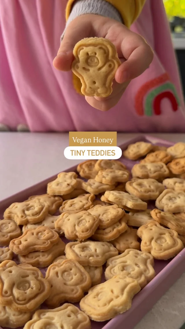 🧸 VEGAN HONEY TINY TEDDIES 🍯 

You guys loved our chocolate tiny teddies, and there were so many requests for the honey version… and I finally got there after MANY back and forth trials. 

This recreation of the nostalgic Aussie childhood classic, Honey Tiny Teddies, is so good - they’re snappy, lightly sweet, cheap to make, and only require a handful of pantry basics.

This is an exclusive recipes on our Little Vegan Eats app 🫶🏻 if you’d like the details where you can get not only this recipe, but access to our whole library of 330+ vegan family friendly recipes (with 160+ app exclusives), meal plans, shopping lists, first foods tracker, and more, pop “TEDDY” below and I’ll DM you the link to learn more, and where you can try it FREE for 7 days ☺️
.
.
.
.
.
#kidssnacks #budgetfriendly #weaning #biscuits #healthykidsfood