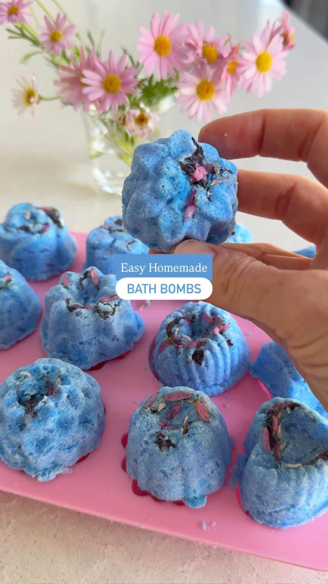 🫧 HOMEMADE BATH BOMBS 🛁

These are such a fun thing to make with your kids, budget friendly, and means no synthetic chemicals, colours, fragrances & additives 🙌🏼 

Vegan 🌱 makes 6-8 large or 14 small (we prefer small for baths for kids) 🎁 Great DIY Xmas gifts

INGREDIENTS:
200g bicarb soda
100g citric acid
50 g cornflour
50g Epsom salts, optional
1/4 cup/60ml coconut oil, melted
20-40 drops essential oil (we used lavender and wanted it quite strong in scent - adjust or leave out)
1 tsp blue spirulina for a vibrant blue (other ideas beetroot powder for red, matcha or green spirulina for green, a little turmeric for yellow - and colour mix as needed)
Few drops of water, 1/4 tsp max
Dried flowers or petals, optional

HOW TO:
1. In a large bowl stir together the bicarb, citric acid, cornflour & Epsom salts to remove any lumps (get in there with your hands if needed)
2. If using a dry colouring, stir through here, then sprinkle over essential oils & stir through
3. Gradually add the melted coconut oil, stir & press with the back of a spoon to mix fully. If using, stir through petals here (reserve some for the moulds)
4. If needed, add a few drops of water, mix thoroughly, & check the mixture - you only need enough to make the mixture hold together when firmly squeezed in your hand but not so much it starts fizzing fully
5. Add dried flowers or petals to your moulds, then spoon in the mixture & press down very firmly with a spoon & your fingers. Really pack it in so they hold together.
6. Leave in to dry for at least 4 hours, or overnight, somewhere dry before carefully removing
NOTES:
💦 Go easy on the water as it activates the mix, so too much will make them start fizzing before they reach the bath. Do not exceed ¼ tsp.

🌞 If the weather is humid, the ingredients can already contain enough moisture that you may need no added water. If your mix starts expanding in the moulds, firmly press it back down - after a few presses it tends to settle

🎁 Get creative -switch up the colours, scents and flowers for DIY xmas gifts!
🌸 floral bowls to match the theme are from @masoncash_au 🌻
#homemade #diygift #sensoryactivity #veganfamily #bathbombs