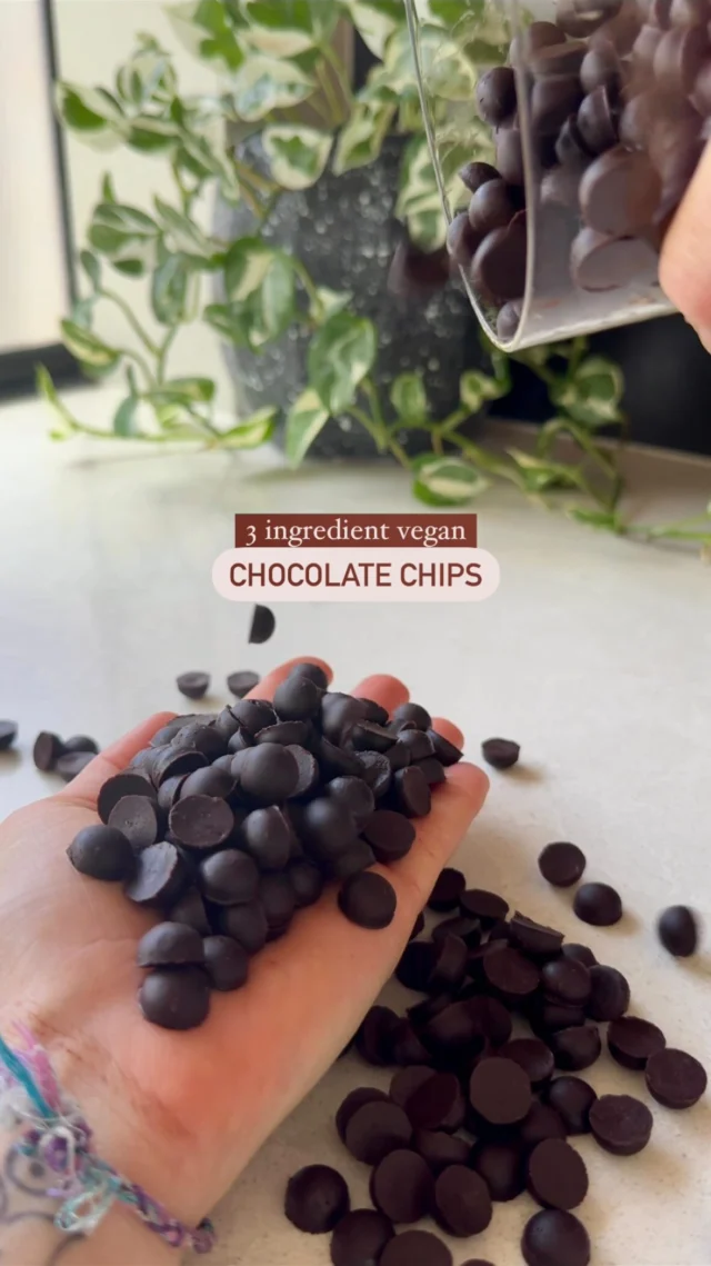 🍫 3 INGREDIENT CHOC CHIPS 🍫

This is one of our most popular recipes, and one I use on an almost weekly basis, whether it’s for choc chips or topping raw treats. It’s just a mix of cacao powder, maple syrup and coconut oil 👌🏼

The recipe is up on my website or comment “CHOC” and I’ll get it straight to you 🫶🏻
.
.
.
.
.
 #veganrecipes #easyrecipes #dairyfree #chocchip #healthyrecipes