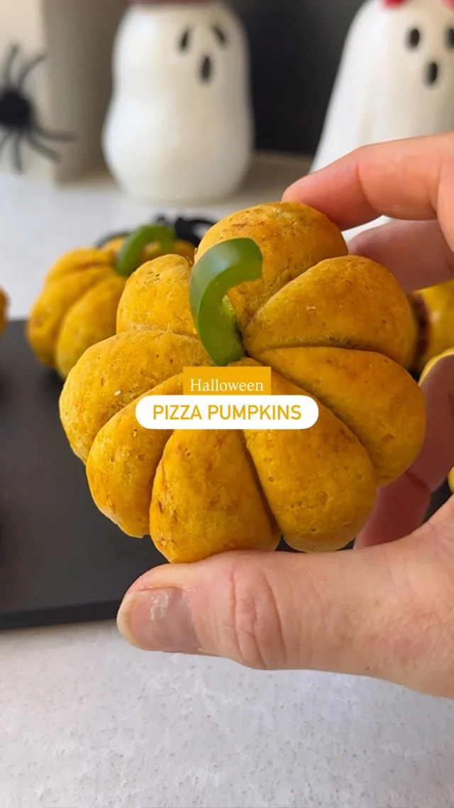 🎃 STUFFED HALLOWEEN PIZZA PUMPKINS 🎃 

The cutest little Halloween recipe that your kids are going to love! Pumpkins, made with pumpkin, and stuffed with pizza toppings 🙌🏼 

The recipe is up on my website (linked in bio for those who prefer doing from there) or comment “PUMPKIN” and I’ll get it straight to you 🎃
.
.
.
.
.
#halloweenfood #pumpkin #blw #funfood #veganrecipes