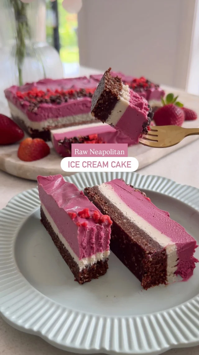 💕 RAW VEGAN NEAPOLITAN ICE CREAM CAKE 🍦 

Just 15 minutes and this one’s prepped and in the freezer 👌🏼. It’s so simple, packed with nutritious  wholefoods, and full of all the nostalgic chocolate, vanilla, and strawberry ice cream flavours, but in a cake form. 

We paired up with our friends @magimix_australia to make this one using their 5200xl food processor and blender power 5xl and it well and truly exceeded my expectations - the cashews were so smooth and I didn’t need to soak the dried dates, it just got to work on pulverising the nuts 🙌🏼

The full recipe is up on my website now (linked in bio), or comment “YUM” and I’ll send it to you 🍦💕
.
.
.
.
.
#easyrecipes  #rawvegan #neapolitan #healthydessert #veganrecipes
